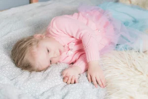 It relaxes the child, which helps in inducing sleep.